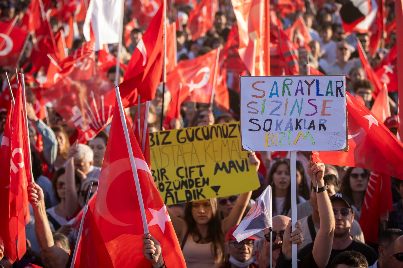 CHP, Ekrem İmamoğlu'na özgürlük ve erken seçim talebiyle İzmir'de başlattığı