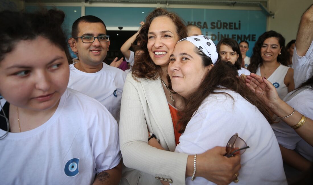 Karşıyaka’da engeller sanatla aşılıyor: Farkındalık yaratan etkinlikler Karşıyaka Belediyesi'nin düzenlediği Engelliler Haftası etkinlikleri, coşkulu bir başlangıçla farkındalık