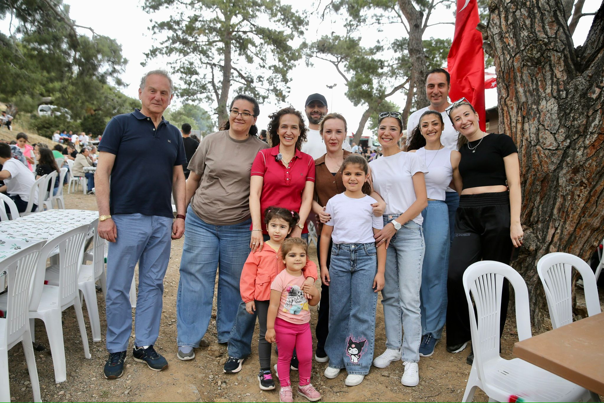 Karşıyaka Belediyesi tarafından Yamanlar’da düzenlenen personel pikniği, yüzlerce emekçiyi ve