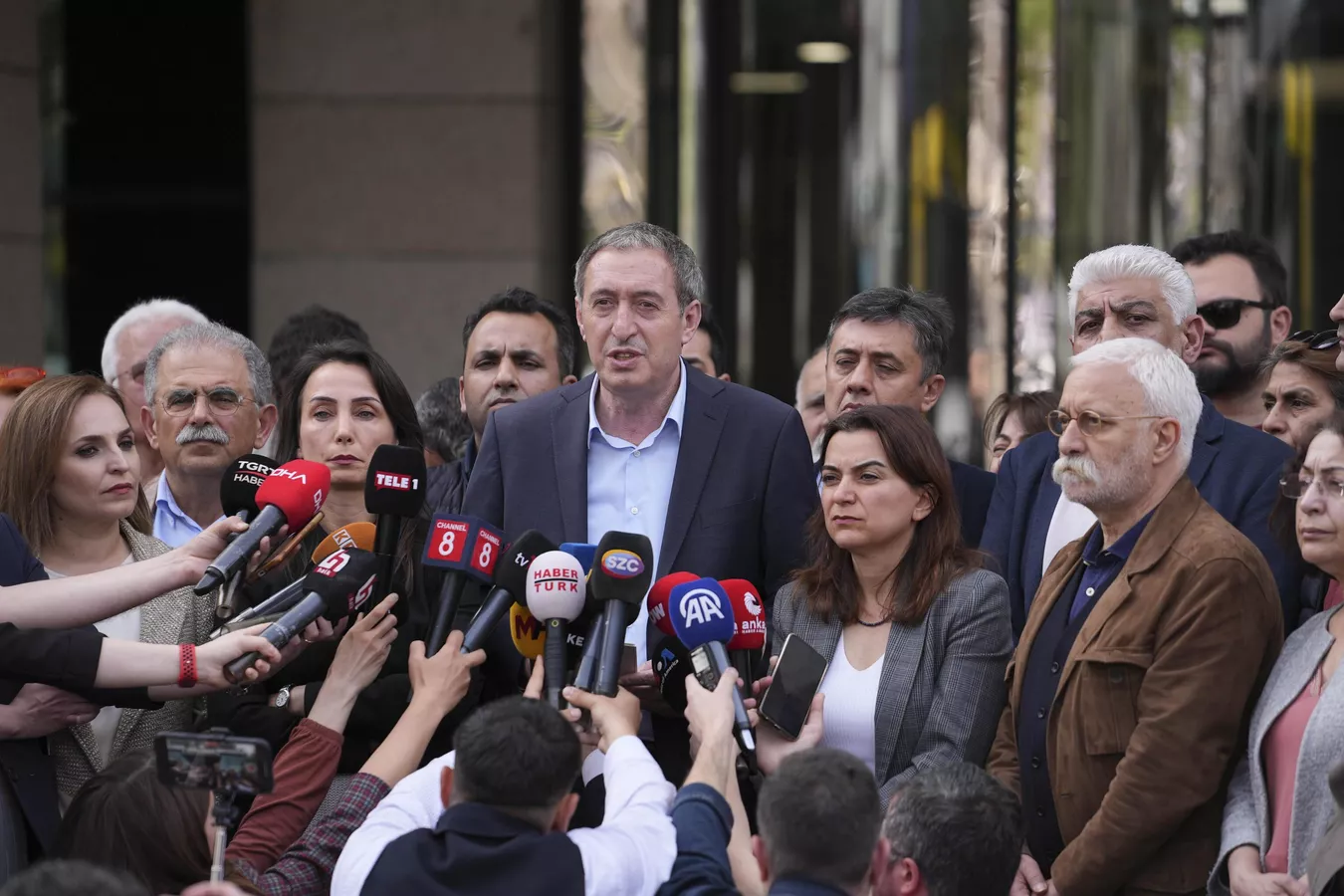 DEM Parti heyeti, "Terörsüz Türkiye" süreci kapsamında siyasi partilerle görüşmelerini