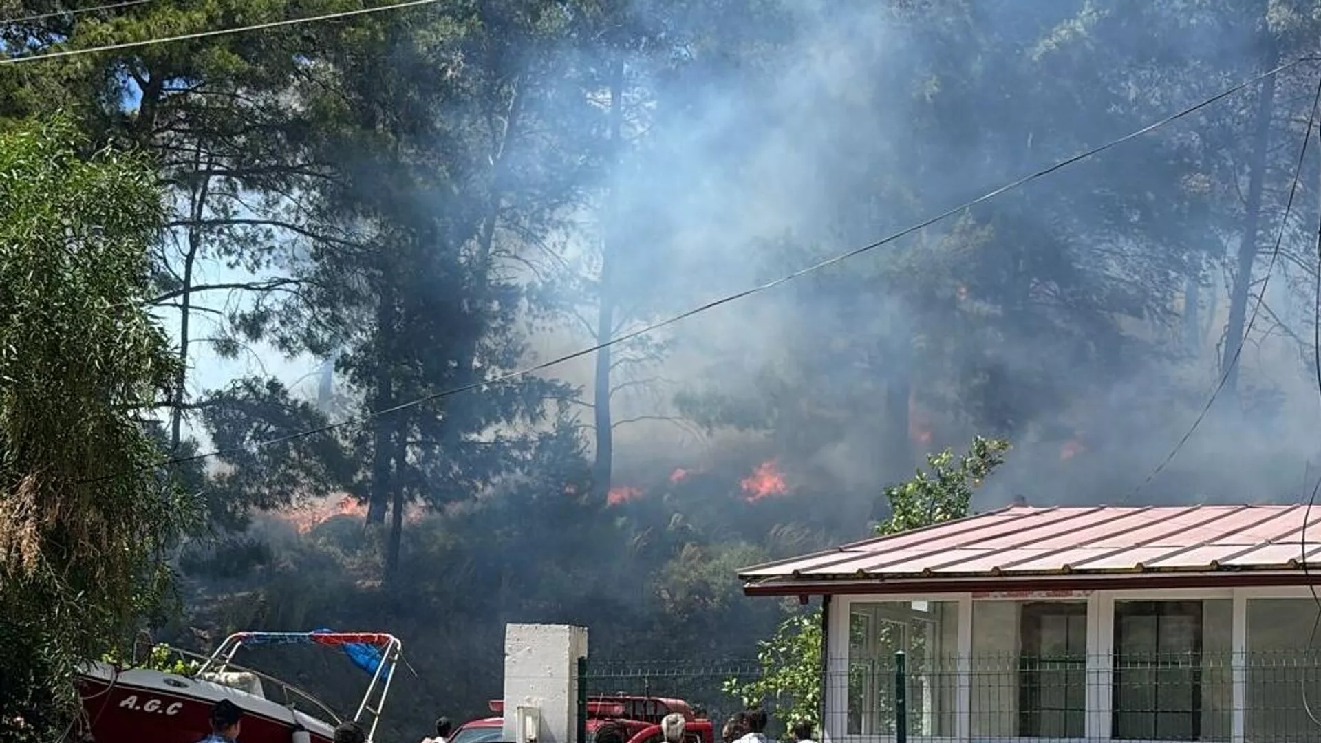Muğla’nın Marmaris ilçesi Hisarönü Mahallesi’nde çıkan orman yangınına havadan ve