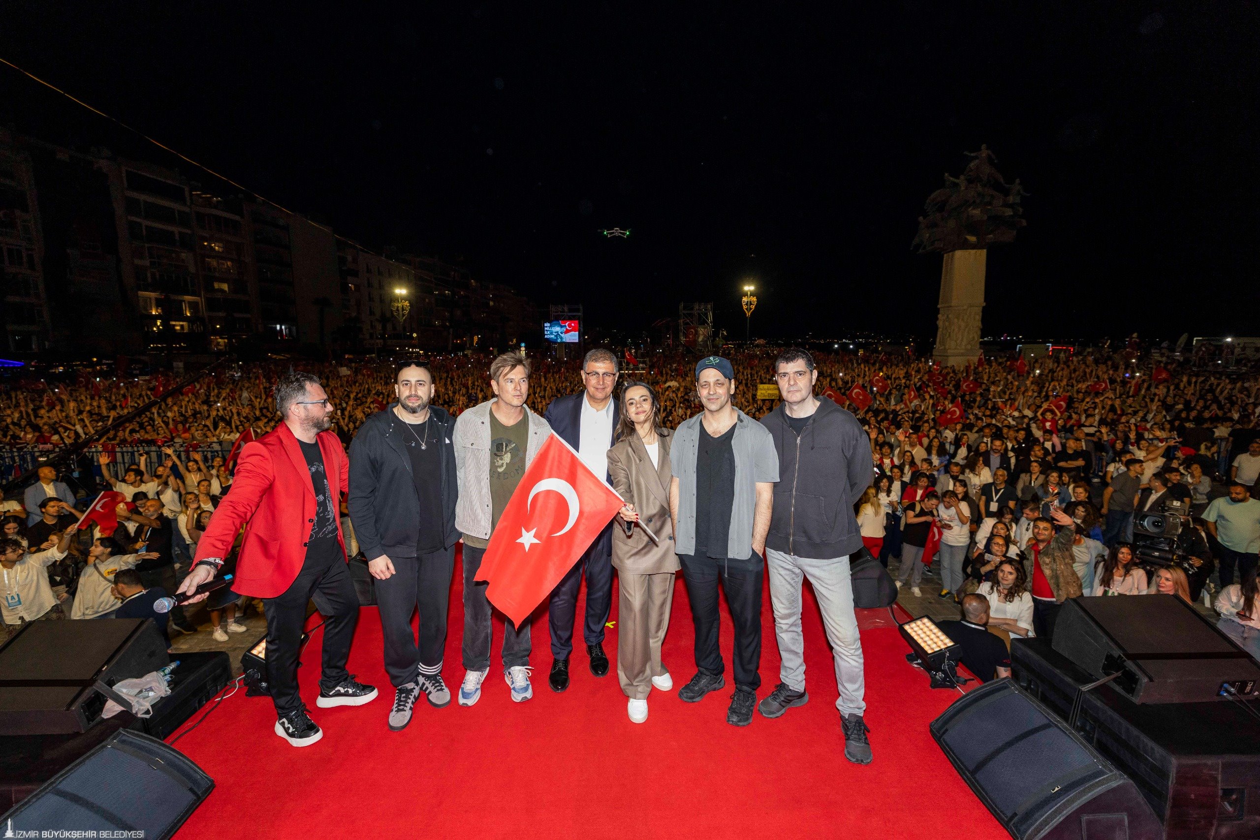 İzmir Büyükşehir Belediye Başkanı Dr. Cemil Tugay, Gündoğdu Meydanı’ndaki 19