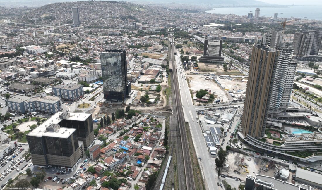 İzmir Büyükşehir Belediye Başkanı Dr. Cemil Tugay’ın kent trafiğine nefes