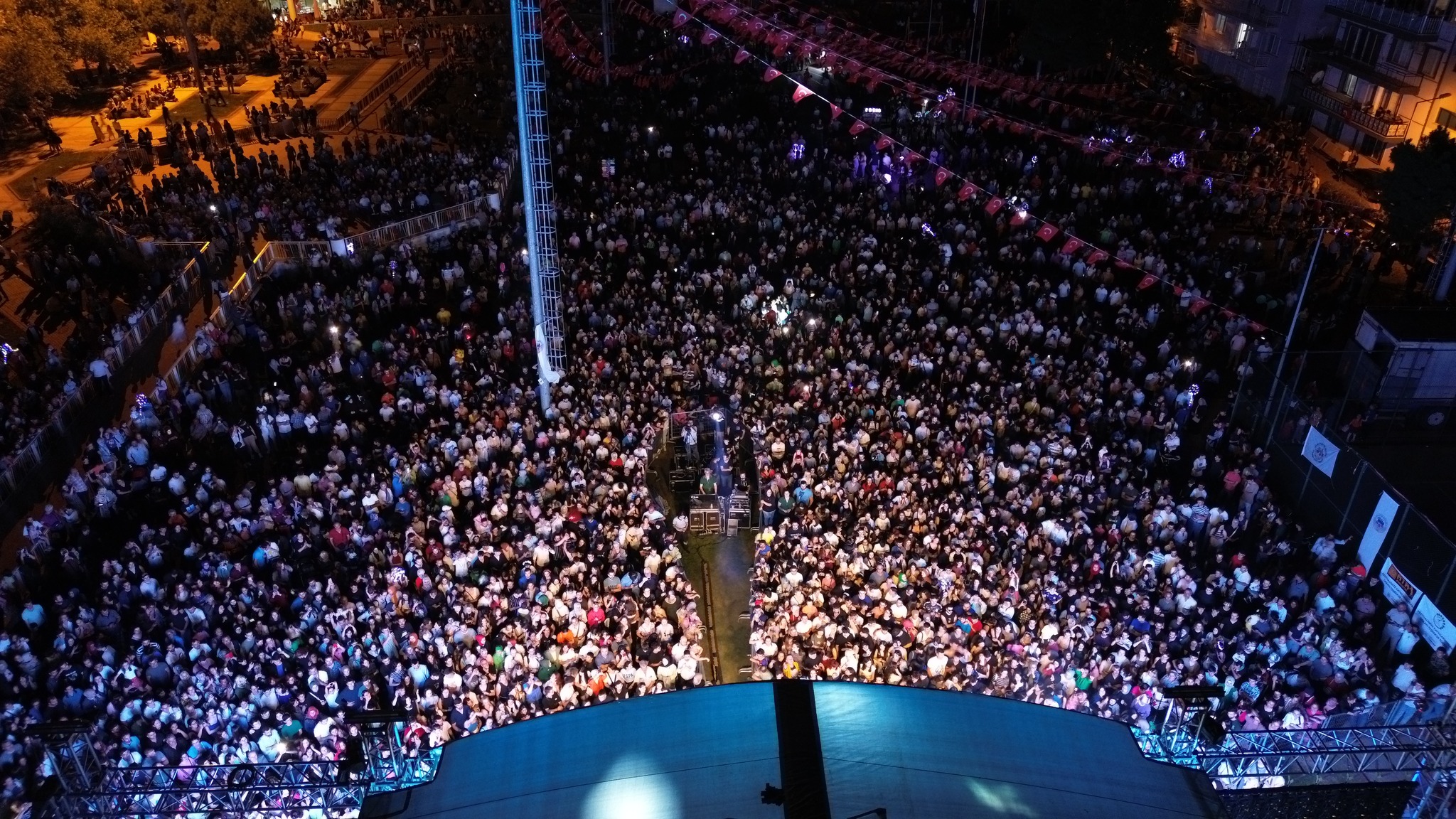 Kemalpaşa’da 52. Altın Kiraz Kültür ve Sanat Festivali heyecanı başladı.