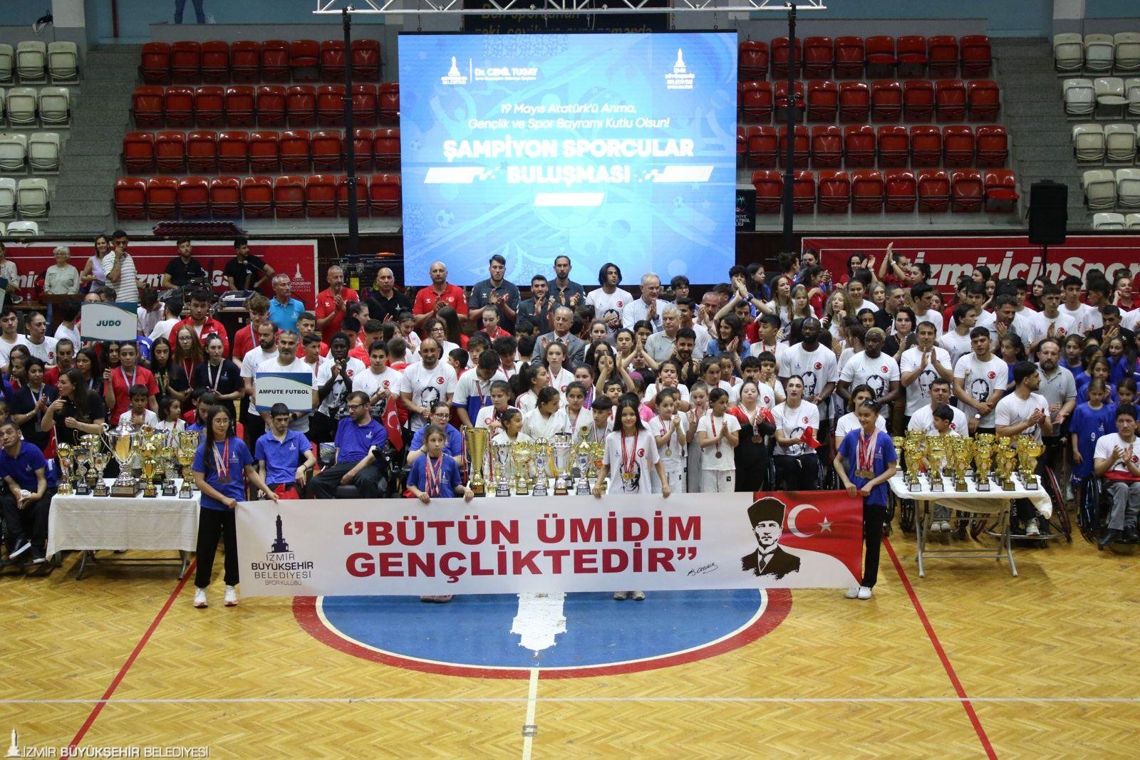 İzmir Büyükşehir Belediyesi Spor Kulübü, çeşitli yarışmalarda madalya kazanan ve
