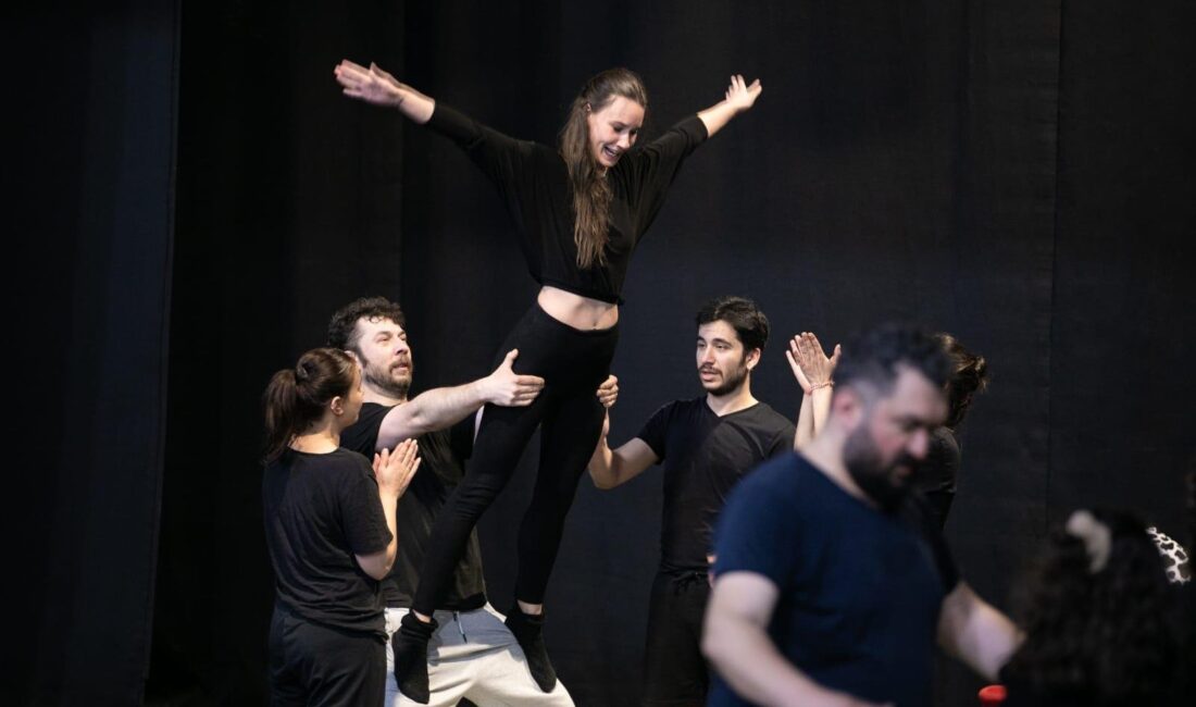 İzmir Büyükşehir Belediyesi İzmir Şehir Tiyatroları (İzBBŞT), evrensel bir oyun