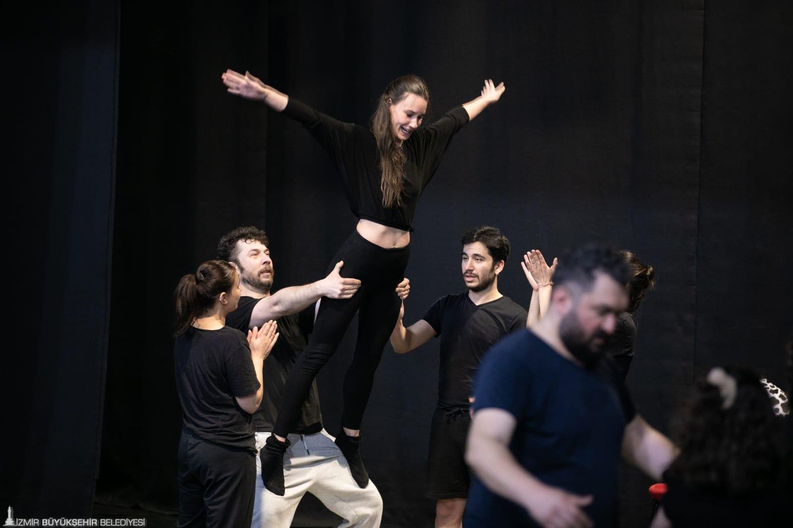 İzmir Büyükşehir Belediyesi İzmir Şehir Tiyatroları (İzBBŞT), evrensel bir oyun