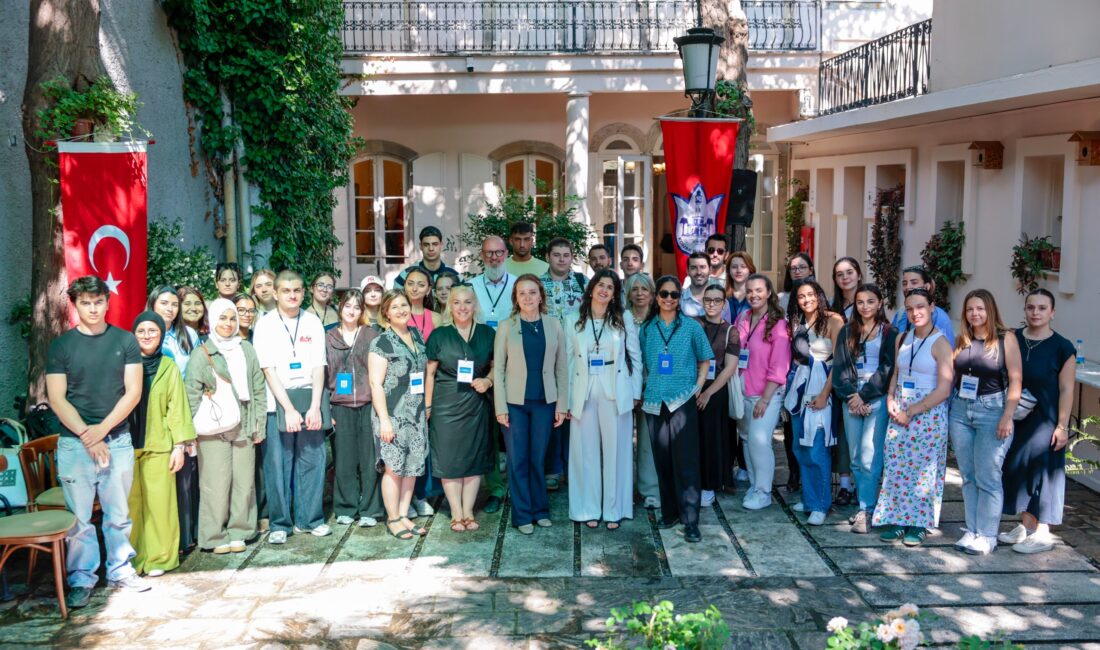 Kültürlerarası İletişim Dersi ve ortak projeleri için İzmir’de bir araya