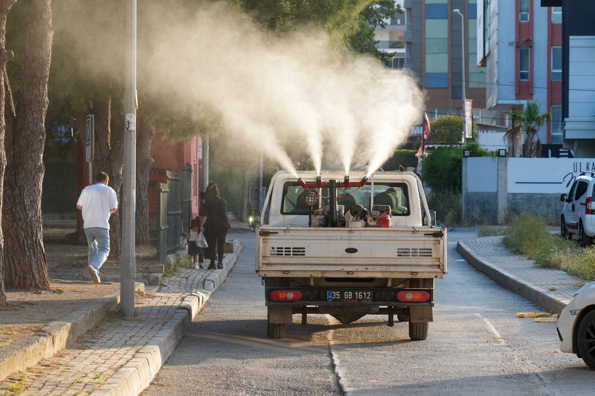 Gaziemir Belediyesi, havaların ısınmasıyla birlikte artış gösteren sivrisinek ve haşere