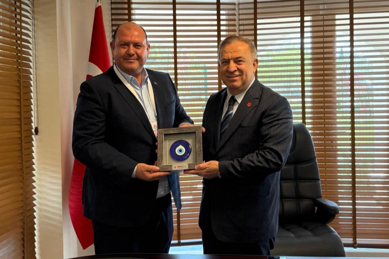 Menderes Belediye Başkanı İlkay Çiçek, 1 yıllık çalışmalarını anlatan kitapçığı