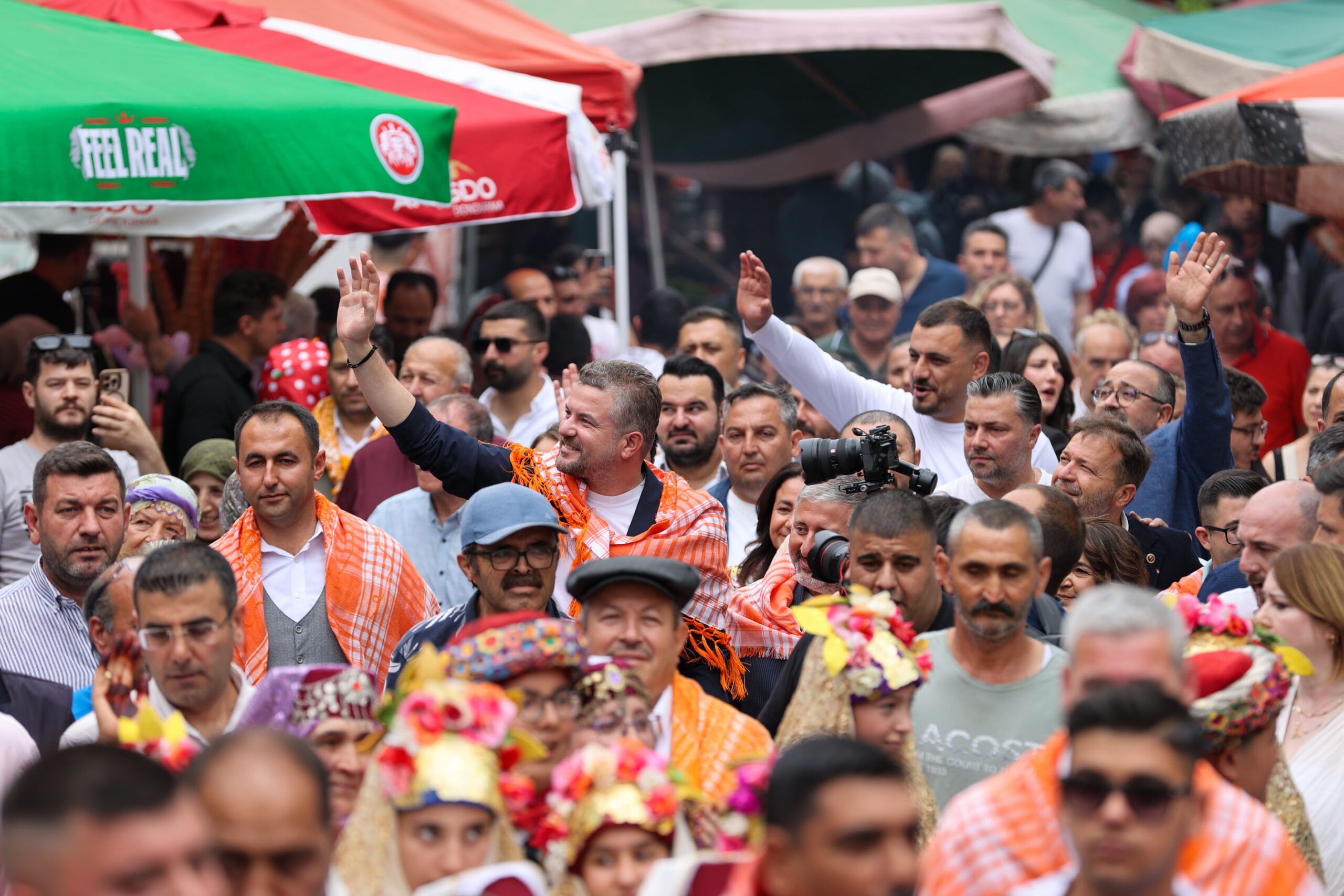 Buca’nın geleneksel 18. Yörük Kiraz Festivali renkli etkinliklerle gerçekleşti. Başkan