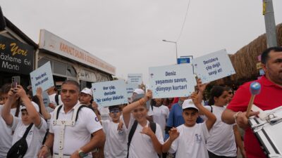 Seferihisar Belediyesi’nin düzenlediği Dip Temizleme Etkinliği’nde denizden kilolarca atık çıkarıldı,
