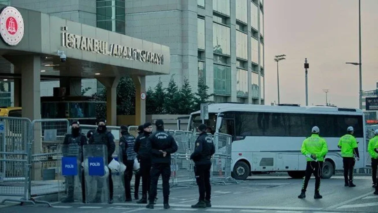 İstanbul Büyükşehir Belediyesi’ndeki (İBB) yolsuzluk soruşturmasında üçüncü dalga operasyon düzenlendi.