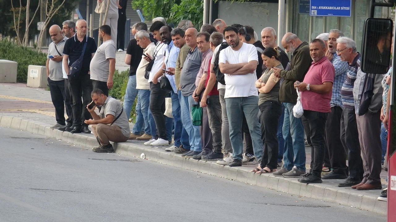 İzmir Büyükşehir Belediyesi çalışanlarının başlattığı grev ikinci gününde devam ederken,