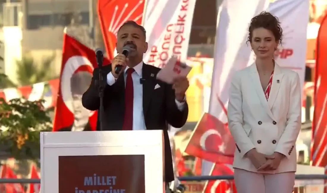 CHP İzmir İl Başkanı Şenol Aslanoğlu, Gündoğdu Meydanı’nda düzenlenen 19