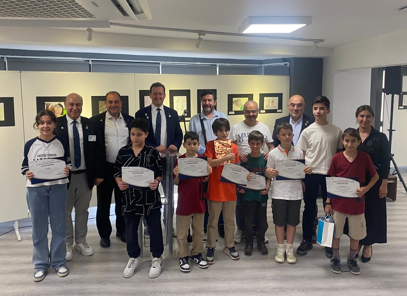 İzmir Rotary Kulübü'nün düzenlediği 13. Altın Çizgi Ulusal Karikatür Yarışması'nda,