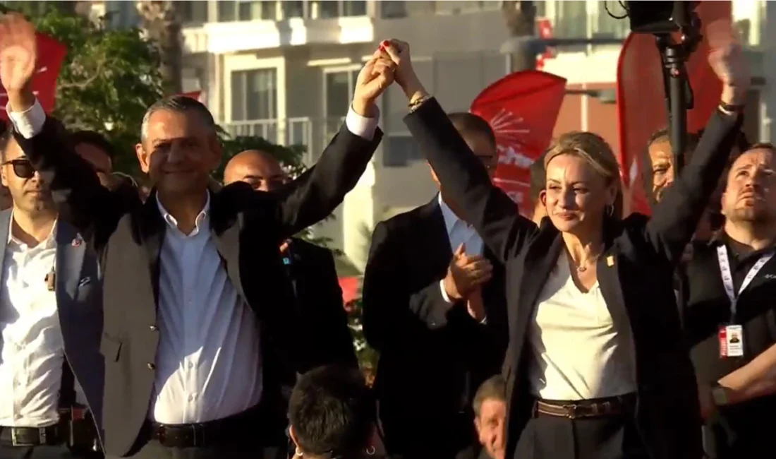Mitingde sürpriz an: Ösen CHP’ye katıldı, rozetini Özel taktı Geçtiğimiz ay DEVA Partisi'nden istifa eden İzmir Milletvekili Seda Kaya