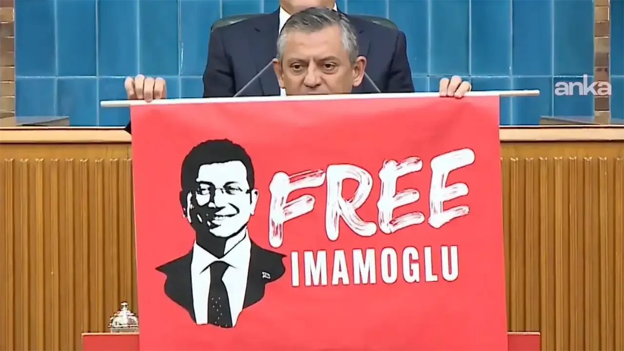 CHP Lideri Özgür Özel, partisinin grup toplantısında yasaklanan Ekrem İmamoğlu