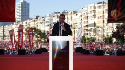İzmir Büyükşehir Belediye Başkanı Cemil Tugay, Gündoğdu Meydanı’nda düzenlenen “Millet