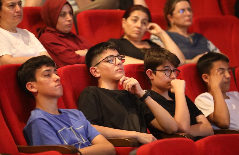 Menderes Belediyesi öğrencilerin yanında: Sınav kaygısına karşı eğitim verildi Menderes Belediyesi, LGS sınavı öncesinde öğrencilere yönelik sınav kaygısı ve