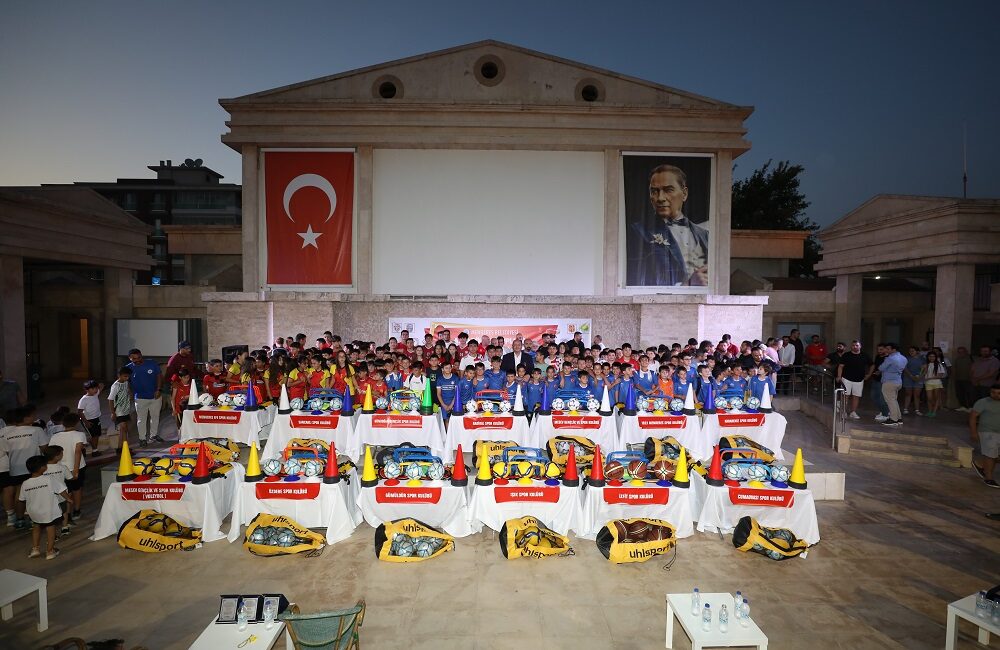 Menderes’te spora destek: Amatör kulüplere malzeme sağlandı Menderes Belediyesi tarafında ilçedeki amatör kulüplere malzeme desteğinde bulunuldu.