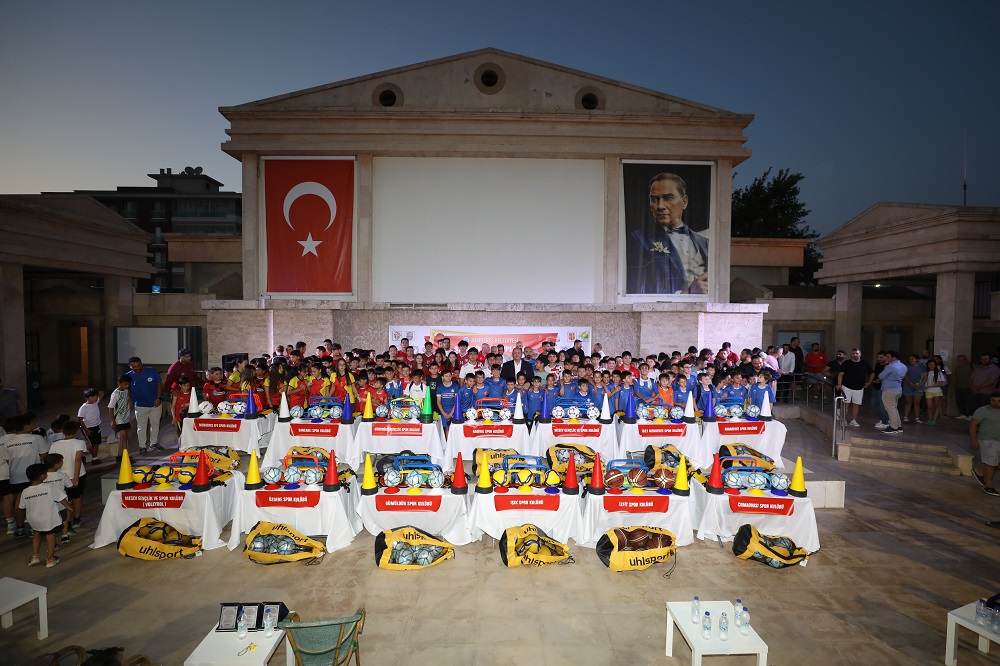 Menderes Belediyesi tarafında ilçedeki amatör kulüplere malzeme desteğinde bulunuldu.