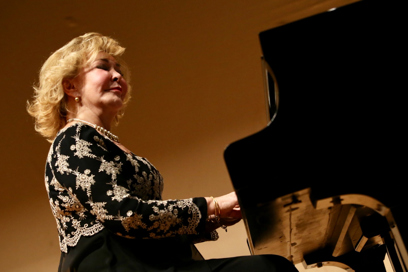 Yıl boyunca Karşıyaka Oda Orkestrası’nın (KODA) konserlerine ev sahipliği yapan