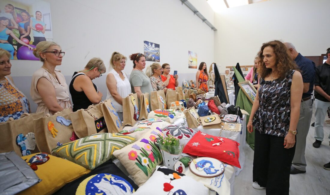 Karşıyaka Belediyesi’ne bağlı mahalle merkezlerinde düzenlenen hobi ve meslek edindirme