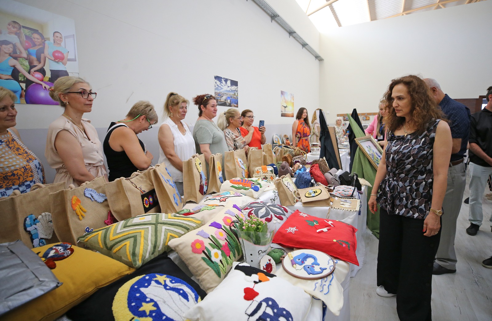 Karşıyaka Belediyesi’ne bağlı mahalle merkezlerinde düzenlenen hobi ve meslek edindirme