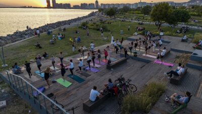 Karşıyaka Belediyesi, Dünya Yoga Günü kapsamında Bostanlı sahilinde yoga buluşması