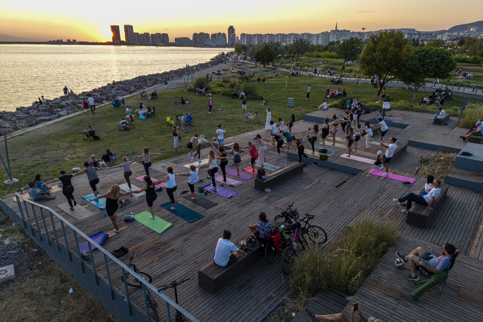 Karşıyaka Belediyesi, Dünya Yoga Günü kapsamında Bostanlı sahilinde yoga buluşması