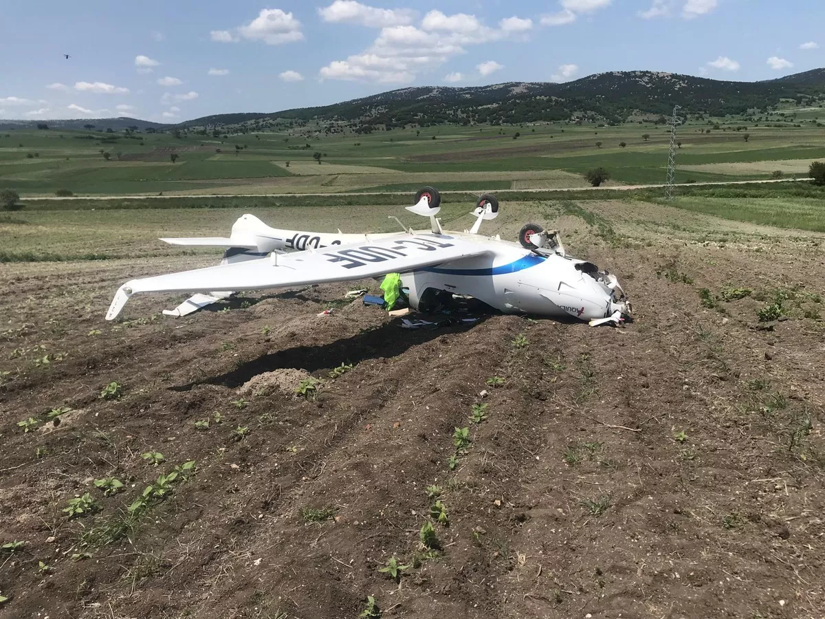 Bursa'dan havalanan eğitim uçağı, Bilecik'in Bozüyük ilçesi Dodurga beldesinde teknik