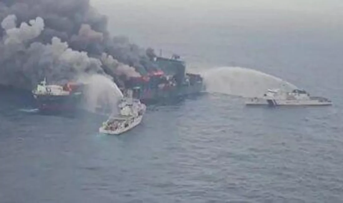 Kerala açıklarında Singapur bandıralı konteyner gemisi MV Wan Hai 503’te