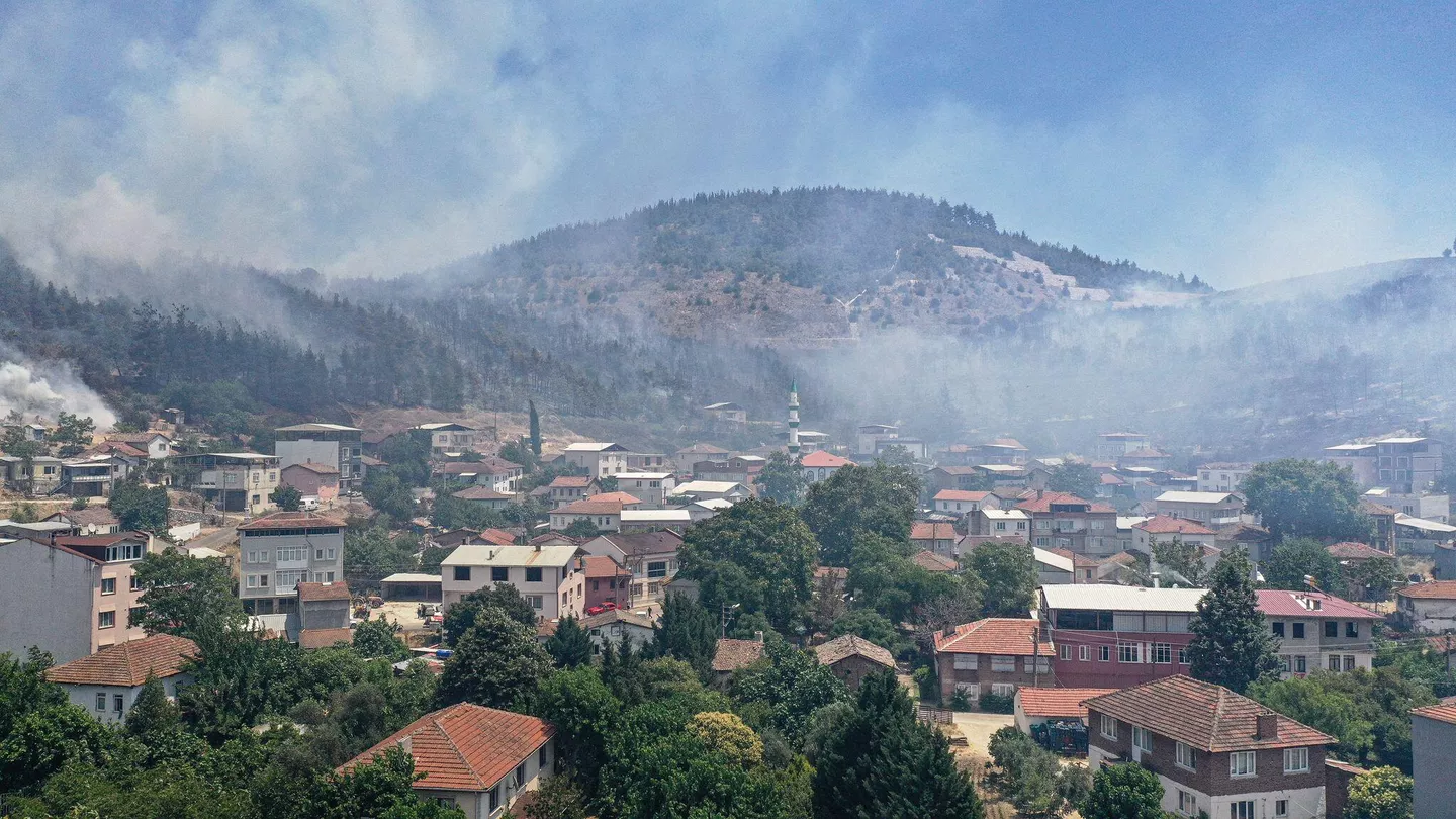 Bursa’da rüzgarın etkisiyle hızla yayılan yangın, Selimiye yakınlarındaki yerleşim alanlarını