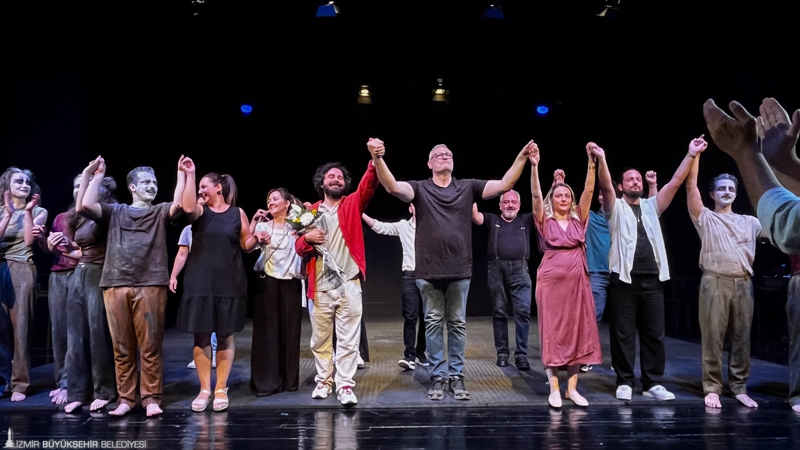 İzmir Büyükşehir Belediyesi Şehir Tiyatroları (İzBBŞT), 2024-2025 tiyatro sezonunda izleyiciyle