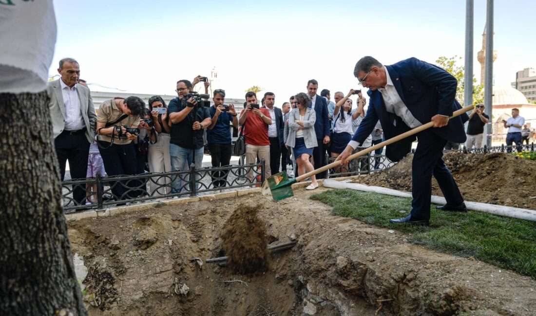 İzmir Büyükşehir Belediye Başkanı Dr. Cemil Tugay, Konak Atatürk Meydanı’nın