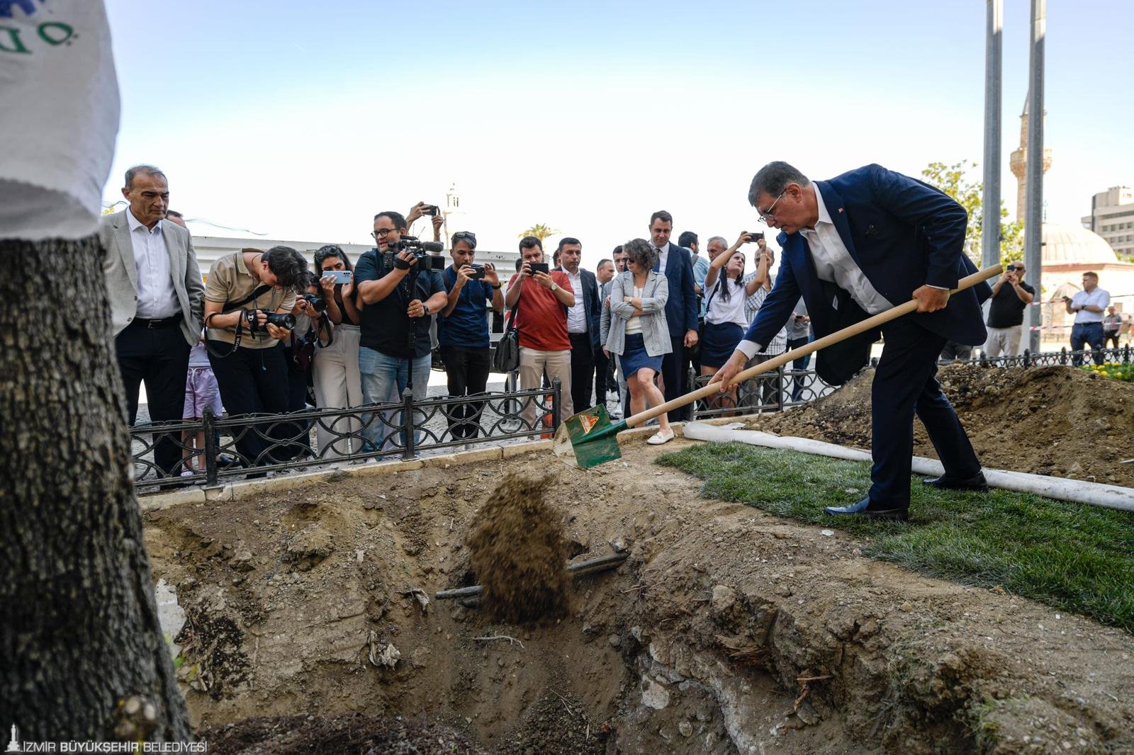 İzmir Büyükşehir Belediye Başkanı Dr. Cemil Tugay, Konak Atatürk Meydanı’nın