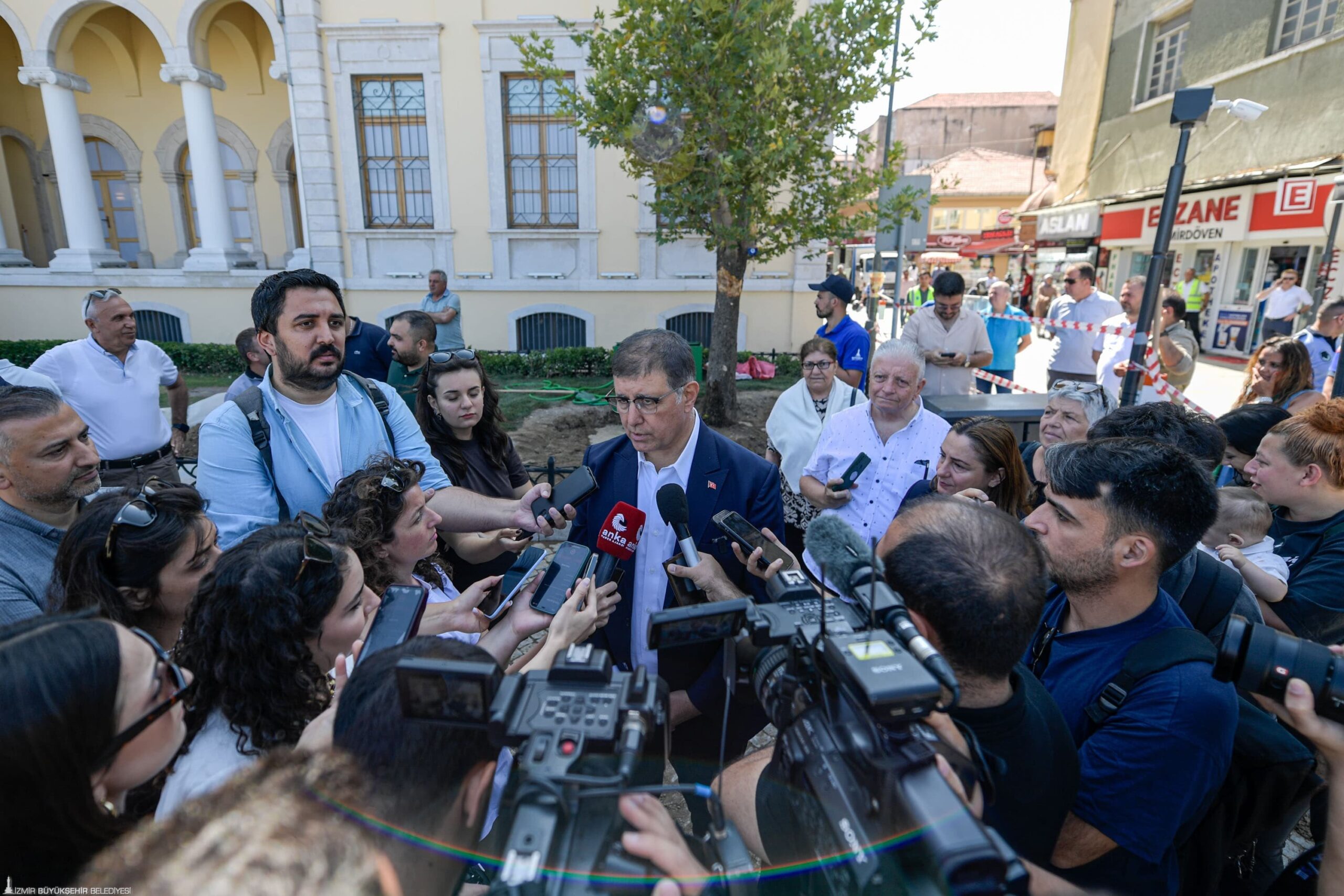Kent gündemindeki konulara ilişkin basın mensuplarının sorularını yanıtlayan İzmir Büyükşehir