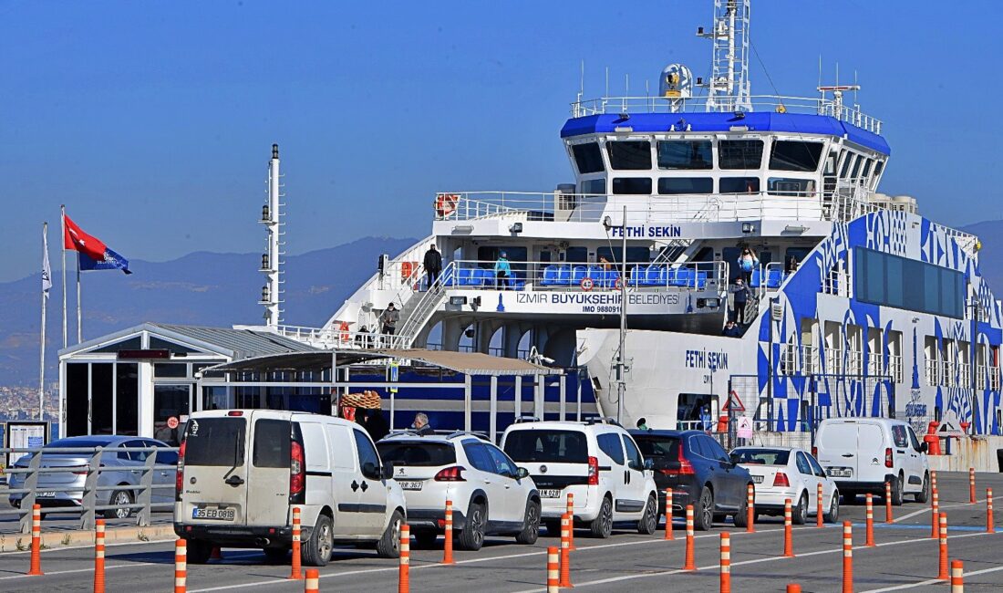 Feribot kullanacaklar dikkat! Seferler güncelleniyor, ücretlere zam geliyor! İzmir Büyükşehir Belediyesi, İZDENİZ feribotlarının ücret tarifesinde düzenlemeye gitti. UKOME’de