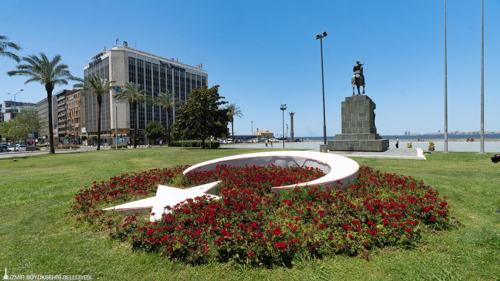 İzmir Büyükşehir Belediyesi, kentin cadde ve meydanlarını birbirinden güzel yazlık