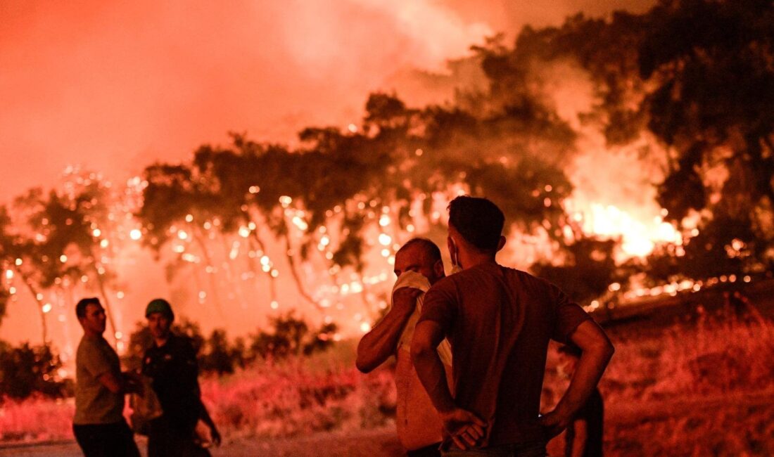 İzmir'de akşam saatlerinde Aliağa'da çıkan ve ormanlık alana sıçrayan yangın