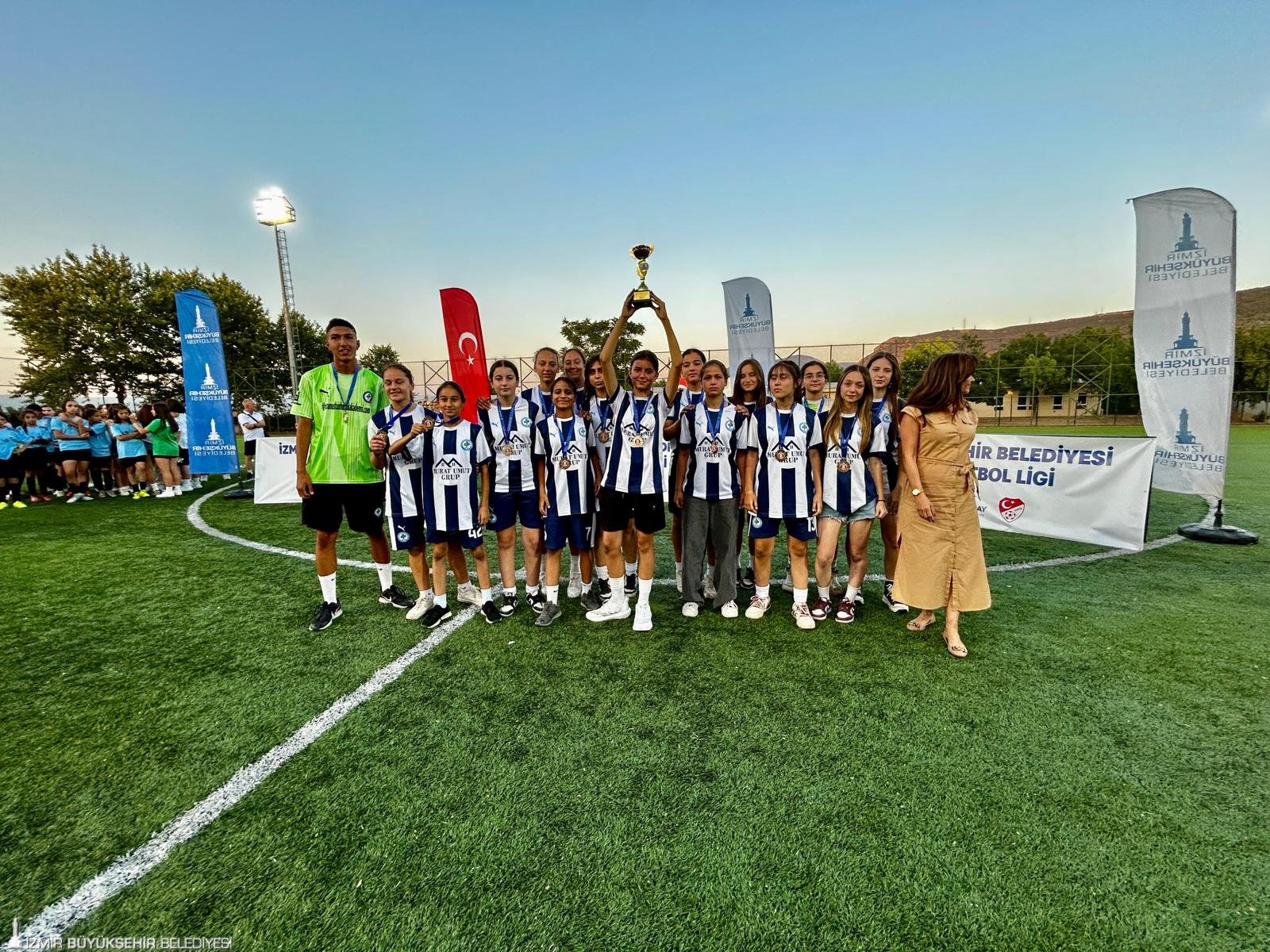 İzmir Büyükşehir Belediyesi’nin hem isim sponsoru olduğu hem de malzeme