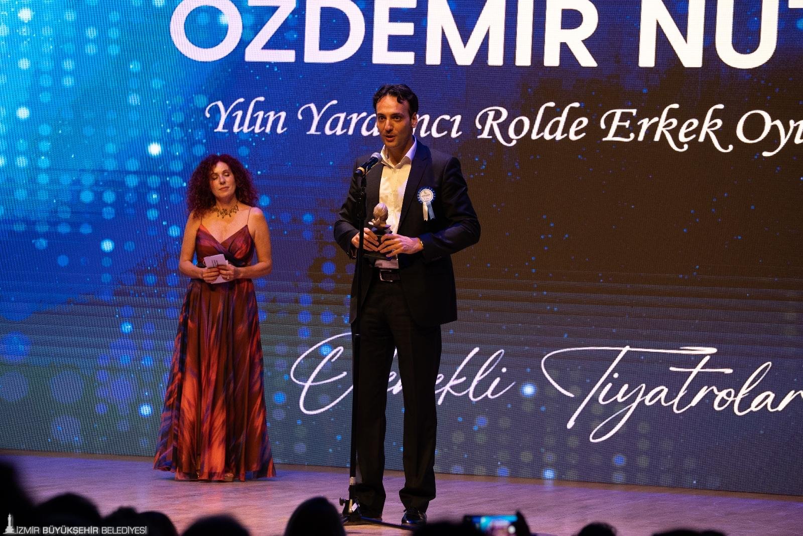 Türk tiyatrosunun duayeni, akademisyen, yönetmen, yazar ve çevirmen  Prof.