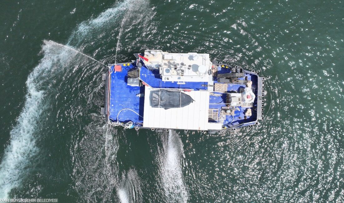 İzmir Büyükşehir Belediyesi’nin körfezdeki alg patlamalarına karşı acil müdahale yöntemi