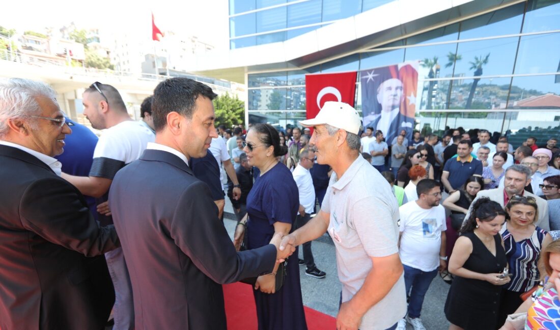 Bayraklı Belediye Başkanı İrfan Önal, Kurban Bayramı töreninde mesai arkadaşlarıyla