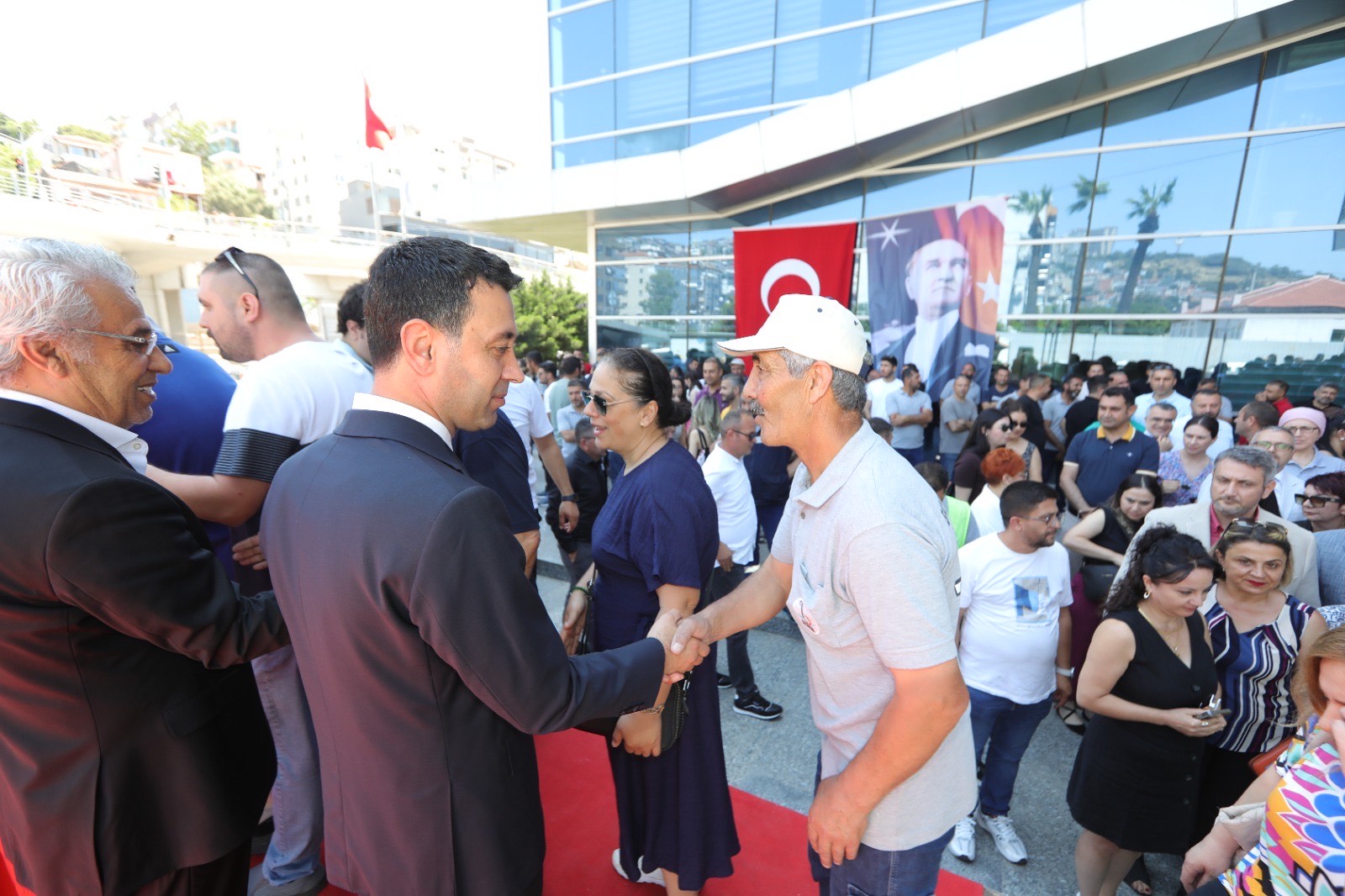 Bayraklı Belediye Başkanı İrfan Önal, Kurban Bayramı töreninde mesai arkadaşlarıyla