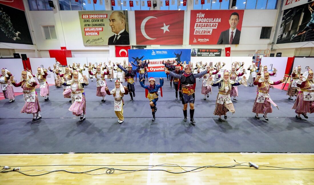 Bayraklı Belediyesi bünyesindeki BASAMAK halk oyunları kursiyerleri, Mustafa Kemal Atatürk