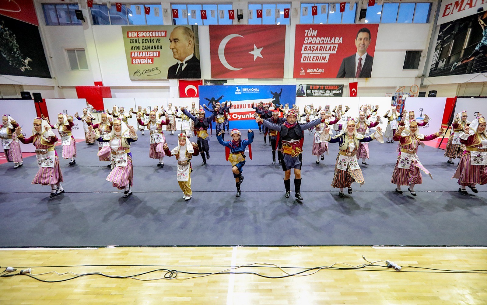 Bayraklı Belediyesi bünyesindeki BASAMAK halk oyunları kursiyerleri, Mustafa Kemal Atatürk