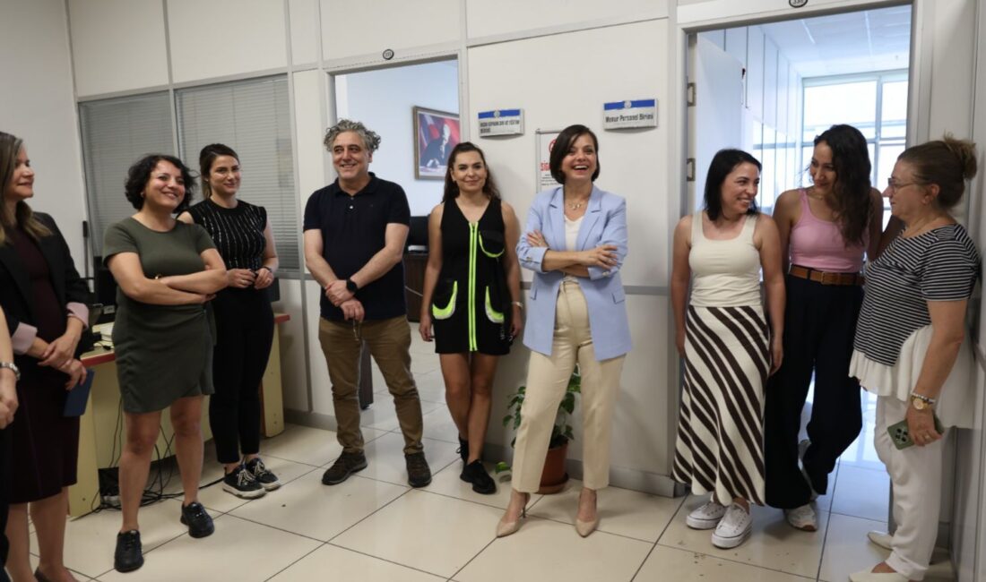 Karabağlar Belediye Başkanı Helil Kınay, Kurban Bayramı öncesinde belediye personeliyle