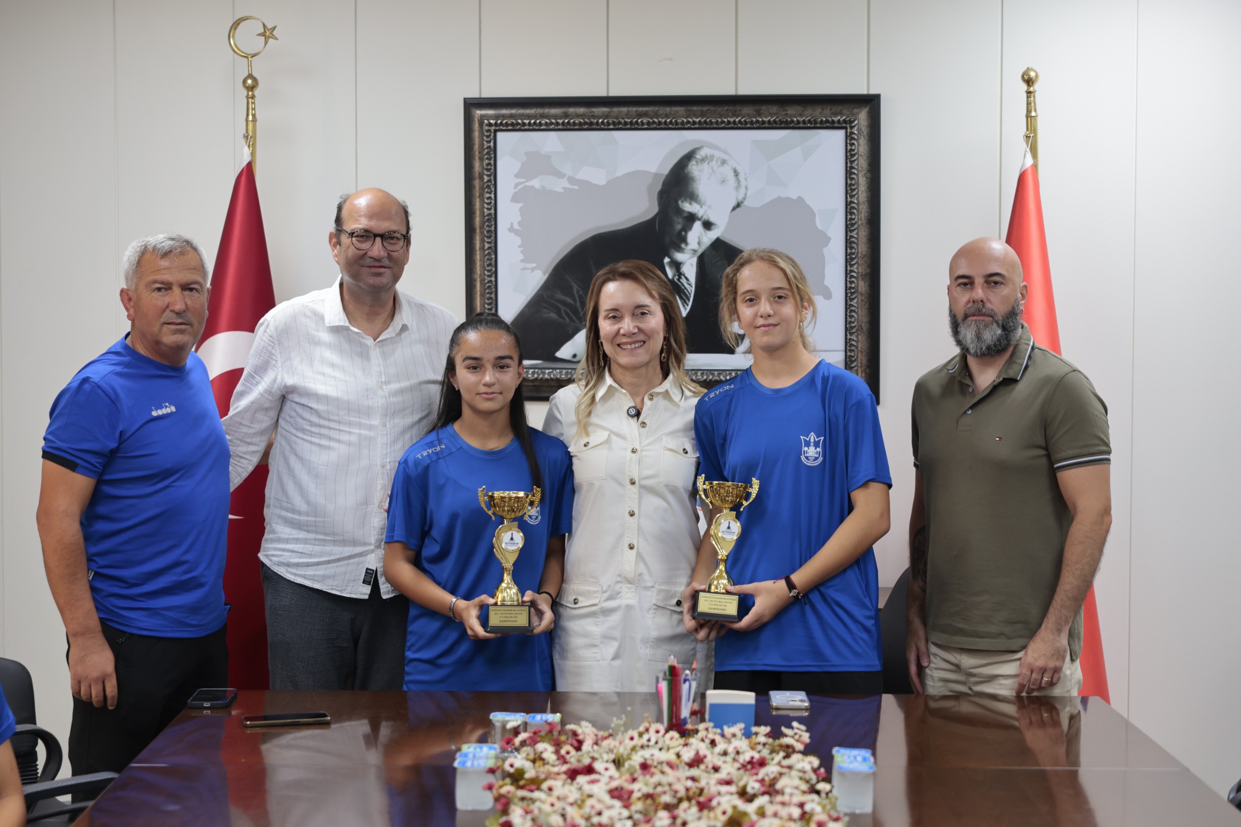U13 ve U15 Kız Futbol Liglerinde İzmir şampiyonu olan Konak